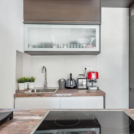 Luxury 2-bath Family Metro 1 Minute * 塞萨洛尼基
