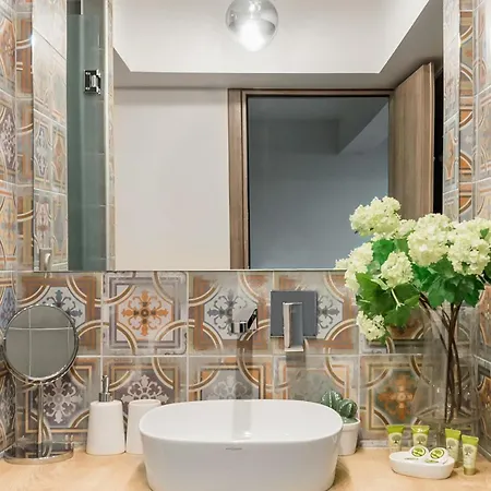 Luxury 2-bath Family Metro 1 Minute 公寓