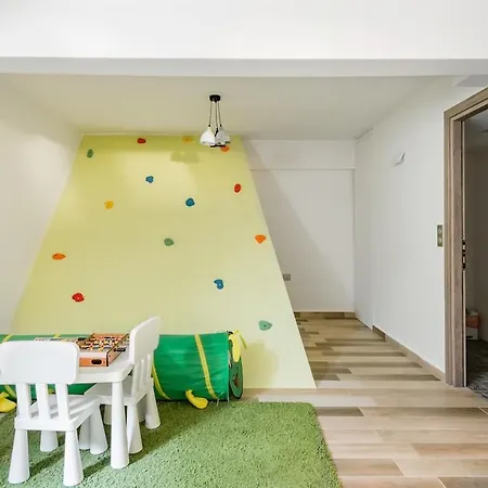 Luxury 2-bath Family Metro 1 Minute