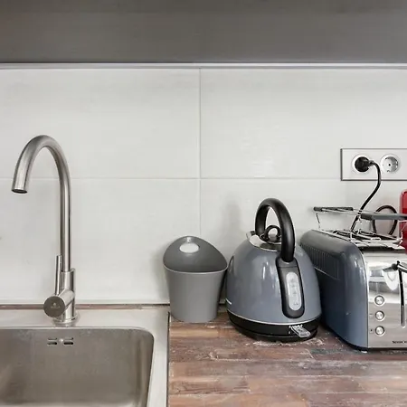 Luxury 2-bath Family Metro 1 Minute