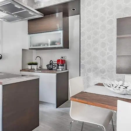 Luxury 2-bath Family Metro 1 Minute * 塞萨洛尼基