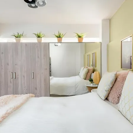 Luxury 2-bath Family Metro 1 Minute